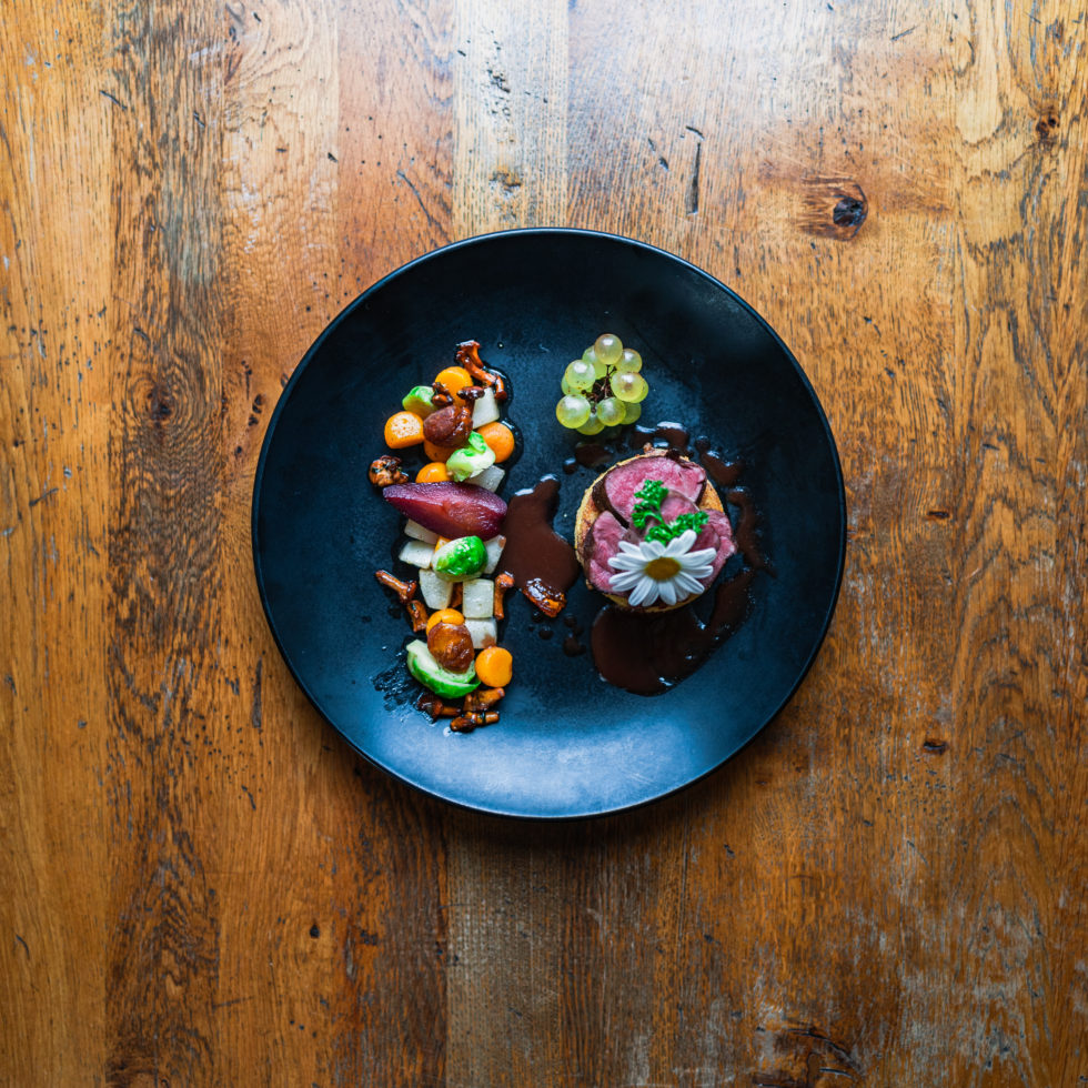 Assiette de chasse dressée sur table en bois