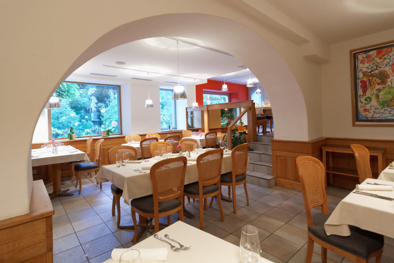 Salle du restaurant avec ses arches et tables dressées