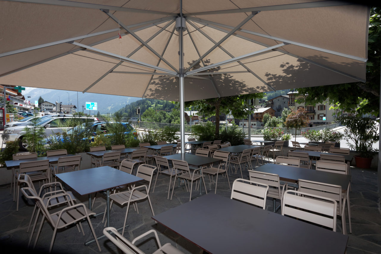 Grande terrasse ombragée du Giétroz face aux montagnes